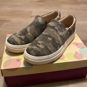 Ladies camouflage slip on sneakers